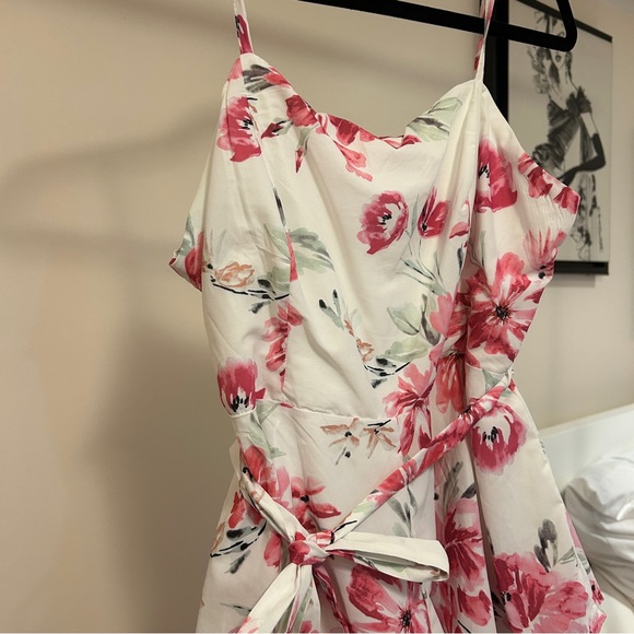 Soft and feminine floral elegant, dainty romper from Ally Fashion size large/14 - Picture 3 of 10